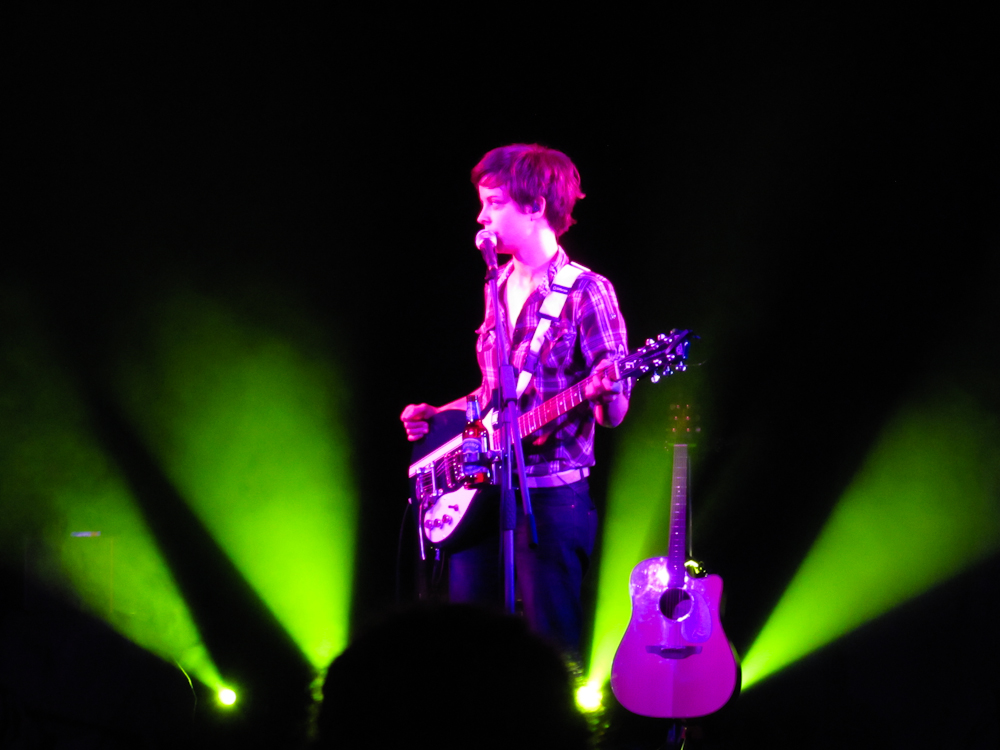 Clara und 2 Gitarren in violett/grün